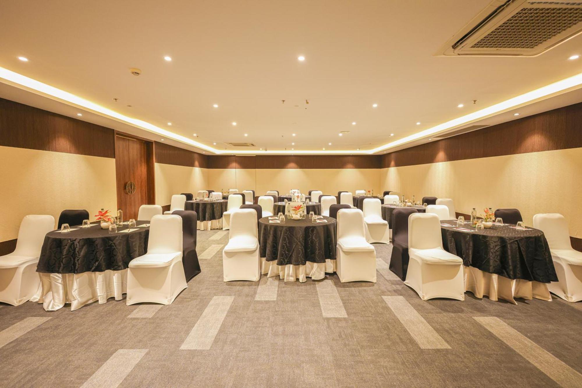 Rhythm Gurugram Hotel & Suites, Sohna Road Gurgaon Eksteriør bilde